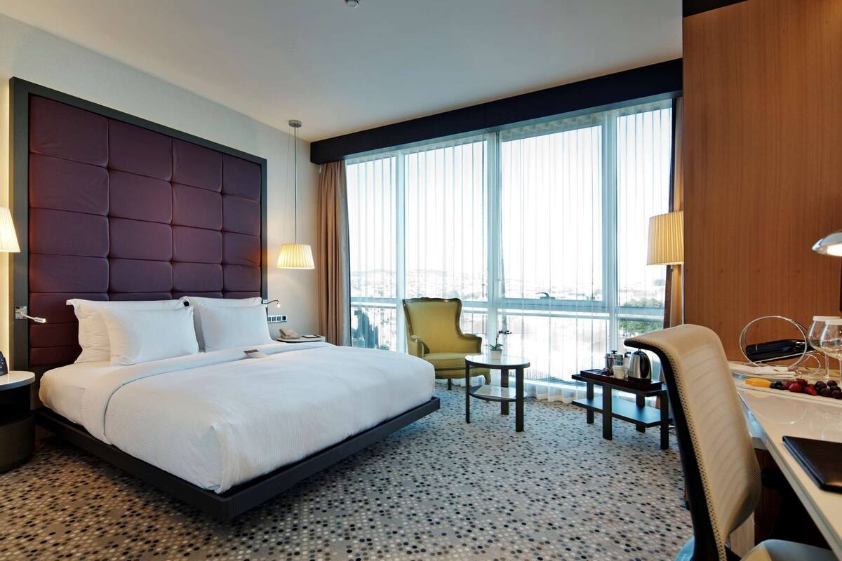 Room, 1 King Bed | Premium bedding, in-room safe, laptop workspace, blackout drapes
