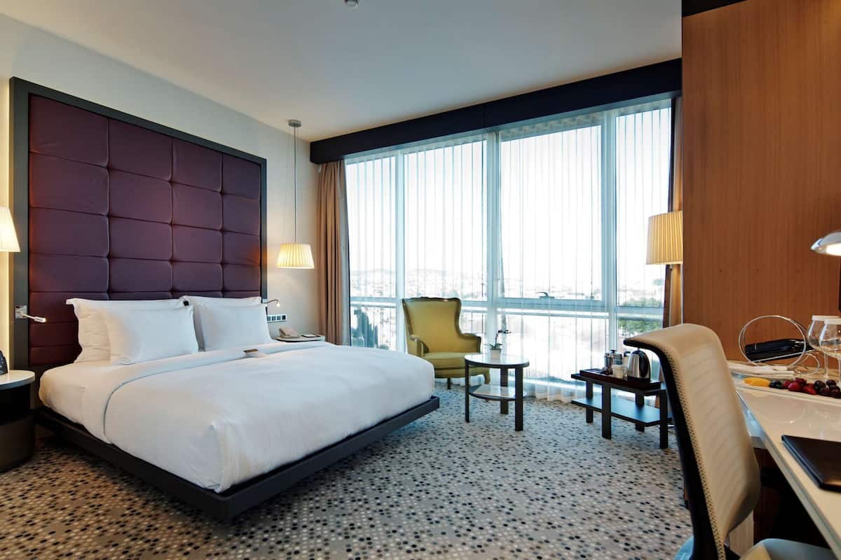 Room, 1 King Bed | Premium bedding, in-room safe, laptop workspace, blackout drapes