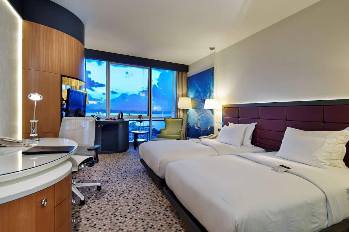 أغطية فراش متميزة وخزنة داخل الغرفة ومساحة عمل للكمبيوتر المحمول