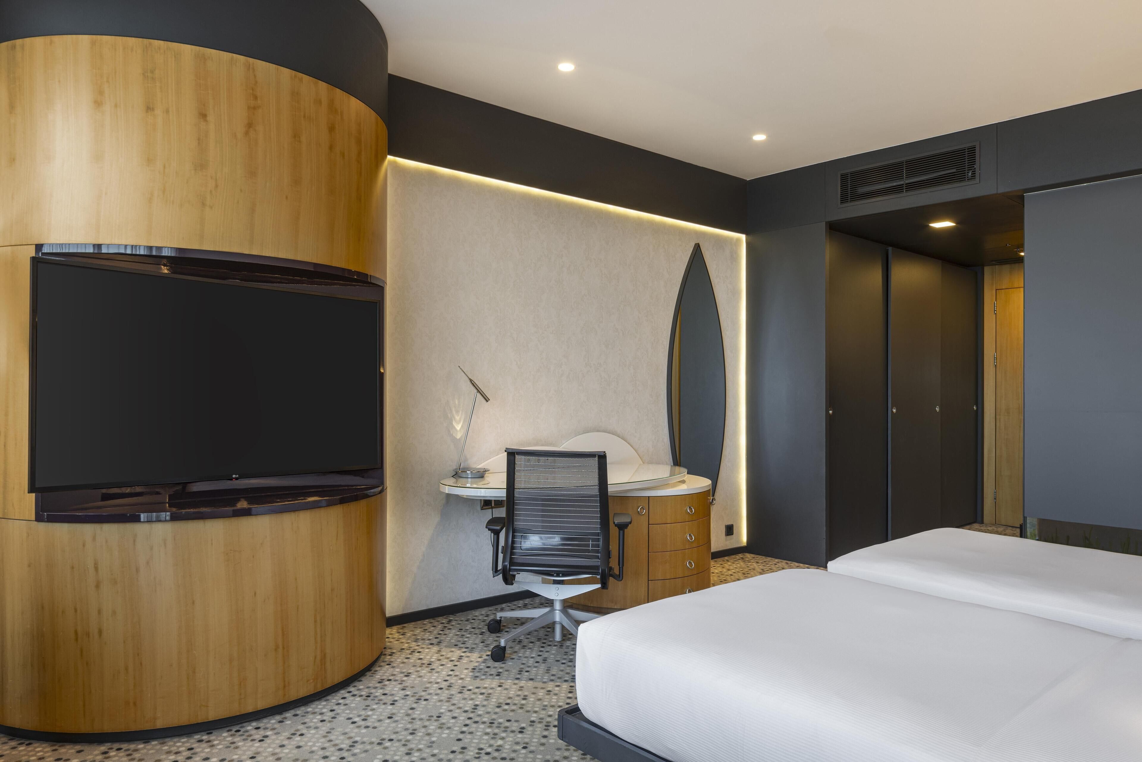 Deluxe Twin Room, Sea View (Historic Peninsula) | Premium bedding, in-room safe, laptop workspace, blackout drapes