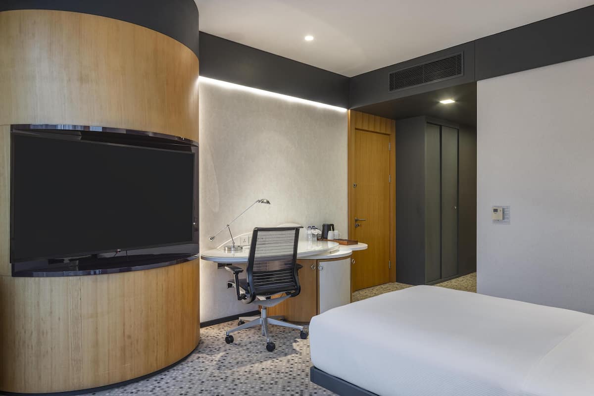 Room, 1 King Bed, Accessible | Premium bedding, in-room safe, laptop workspace, blackout curtains