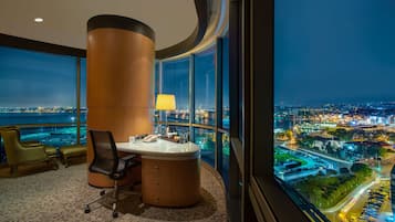 Room, 1 King Bed, Sea View, Corner | Premium bedding, in-room safe, laptop workspace, blackout drapes