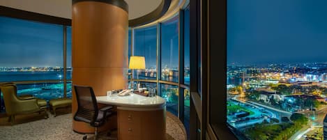 Room, 1 King Bed, Sea View, Corner | Premium bedding, in-room safe, laptop workspace, blackout curtains