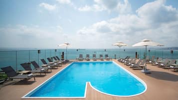 Piscina interna, piscina externa sazonal, guarda-sóis, espreguiçadeiras