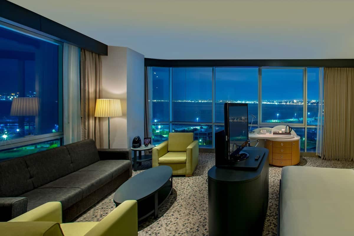 أغطية فراش متميزة وخزنة داخل الغرفة ومساحة عمل للكمبيوتر المحمول