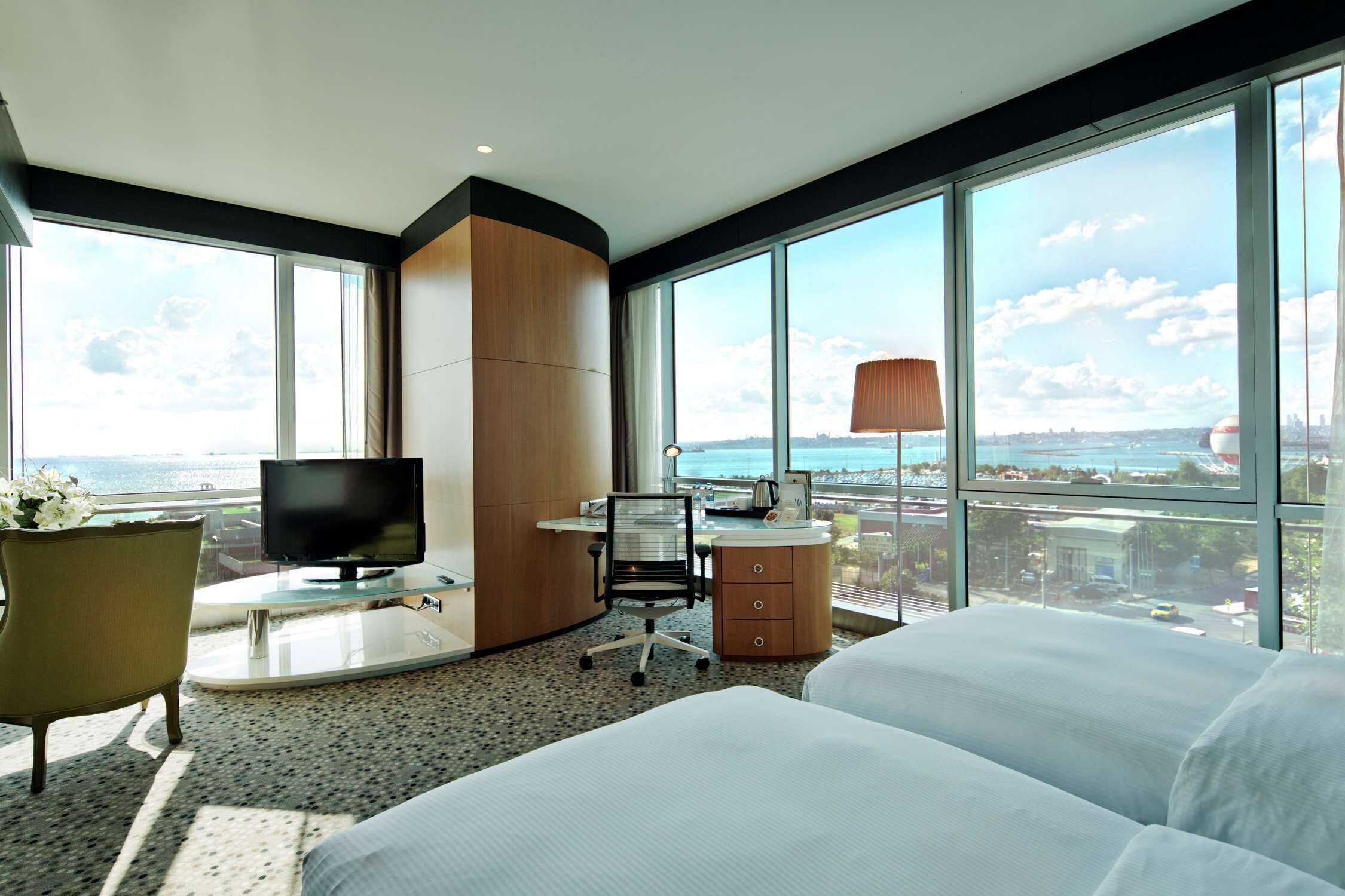 Premium bedding, in-room safe, laptop workspace, blackout drapes