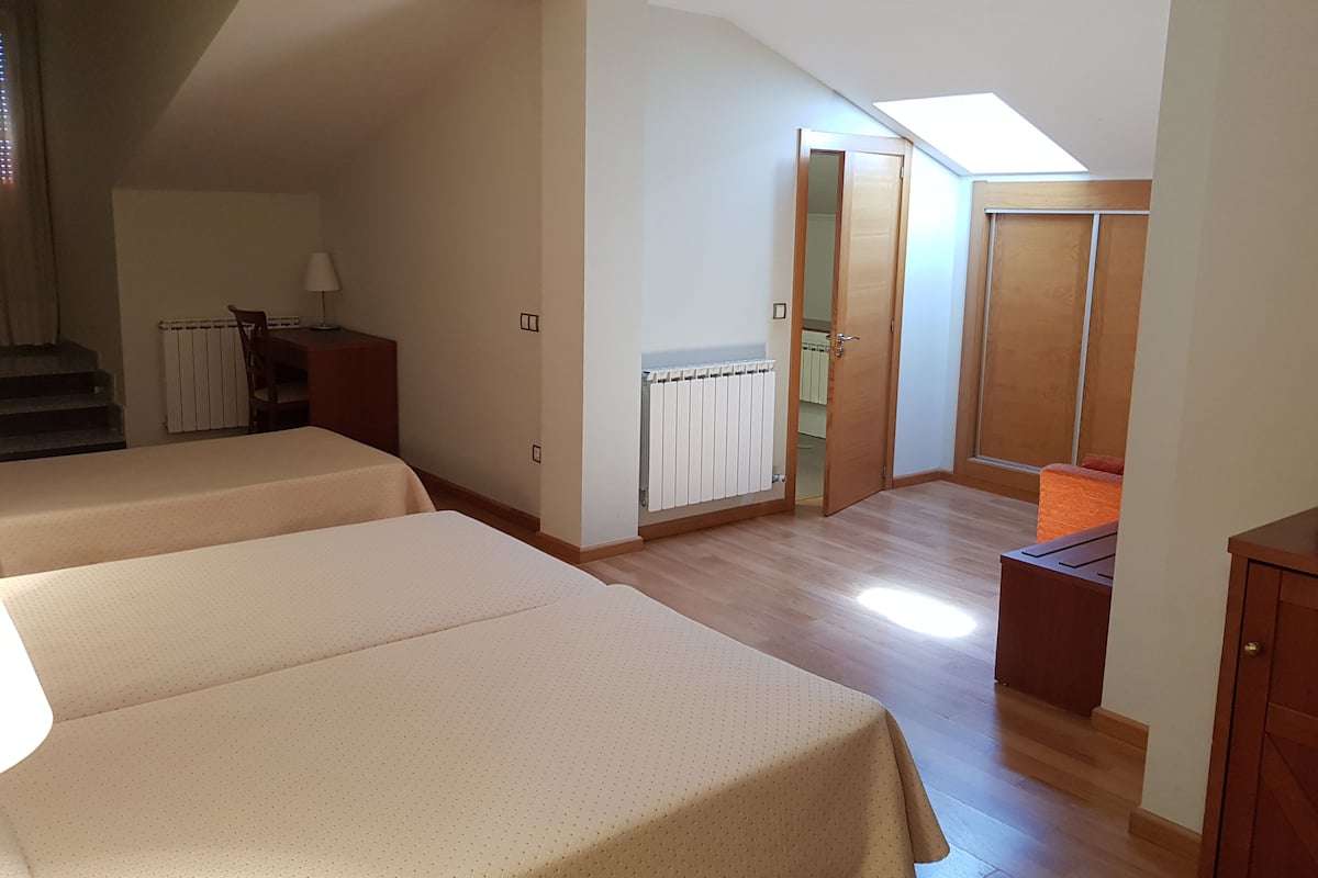 Vierbettzimmer | Minibar, Schreibtisch, kostenloses WLAN, Bettwäsche
