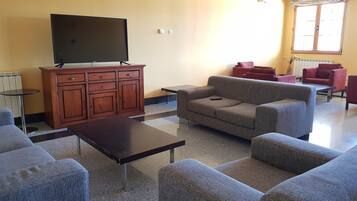 تلفزيون بشاشة مسطحة