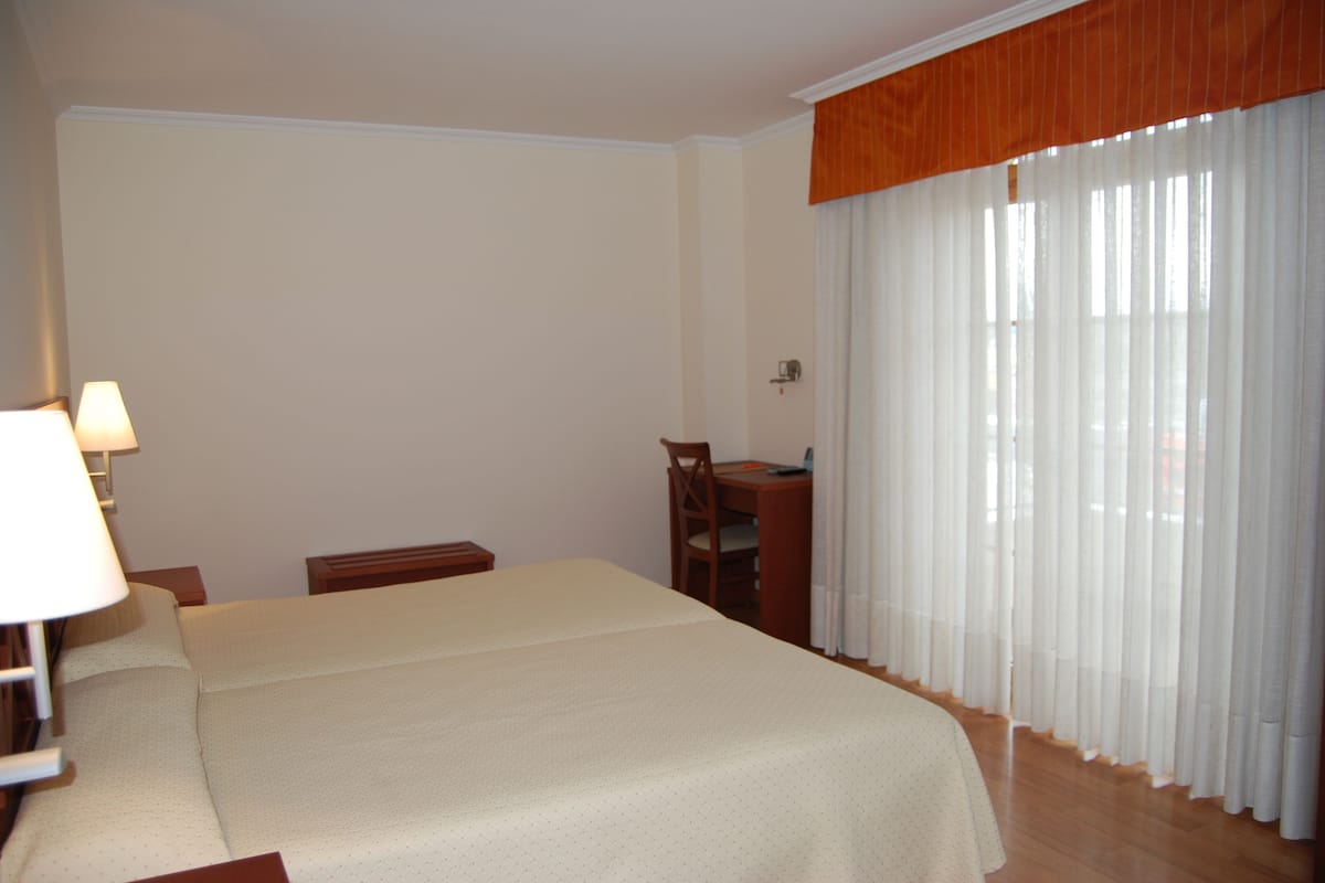 Doppel- oder Zweibettzimmer | Minibar, Schreibtisch, kostenloses WLAN, Bettwäsche