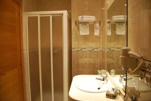 Double or Twin Room | Bilik Mandi | Kelengkapan dandanan diri percuma, pengering rambut, bidet 