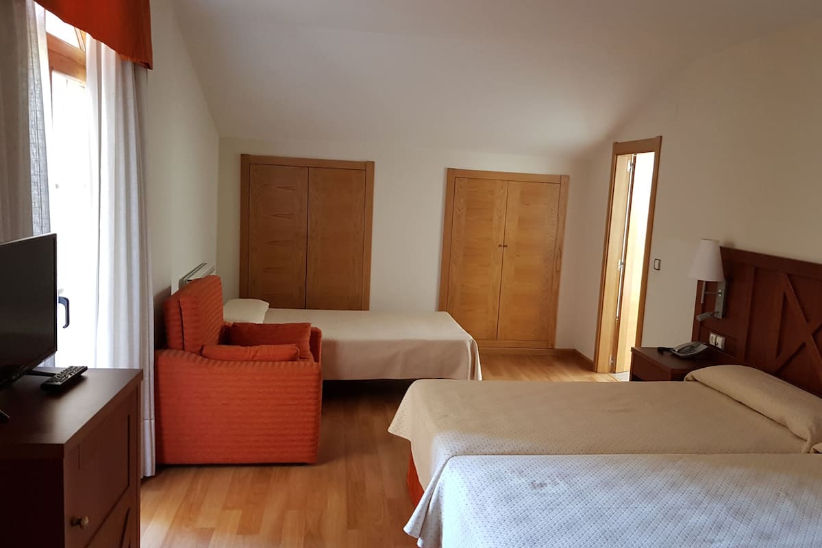 Dreibettzimmer | Minibar, Schreibtisch, kostenloses WLAN, Bettwäsche