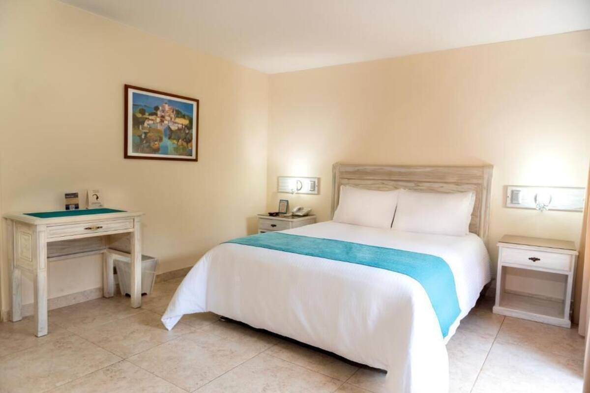 Cobrellits, caixa forta a l'habitació, escriptori i cortines opaques