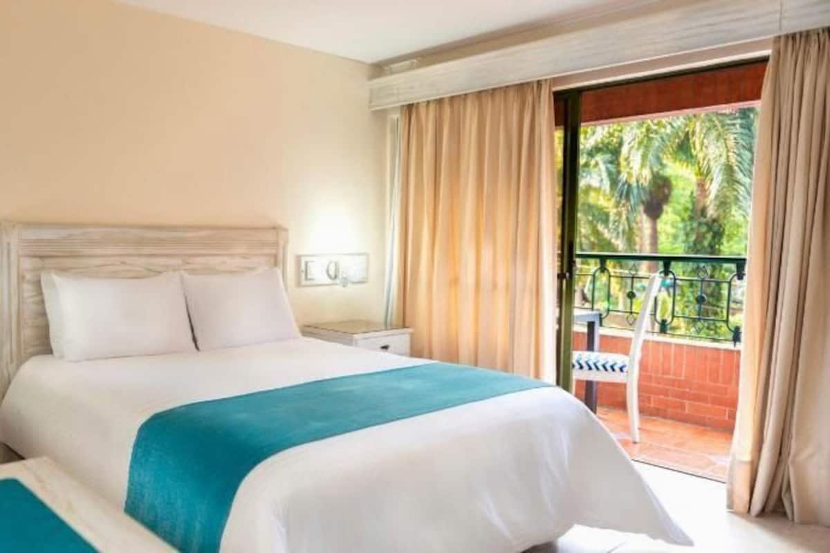 Down duvets, in-room safe, desk, blackout curtains