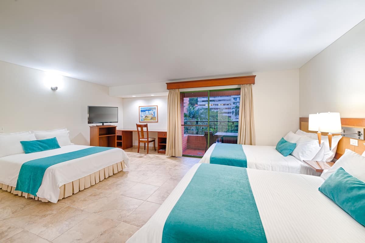 Down comforters, in-room safe, desk, blackout drapes