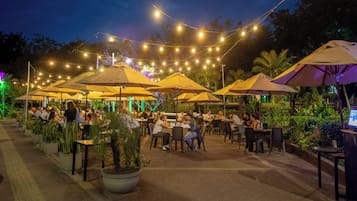 朝食、ランチ、ディナーに営業