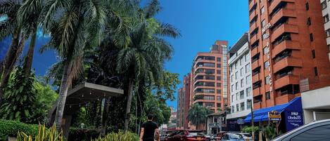 A hotel with a red facade, multiple balconies, and a visible sign for 'Obelisco'.