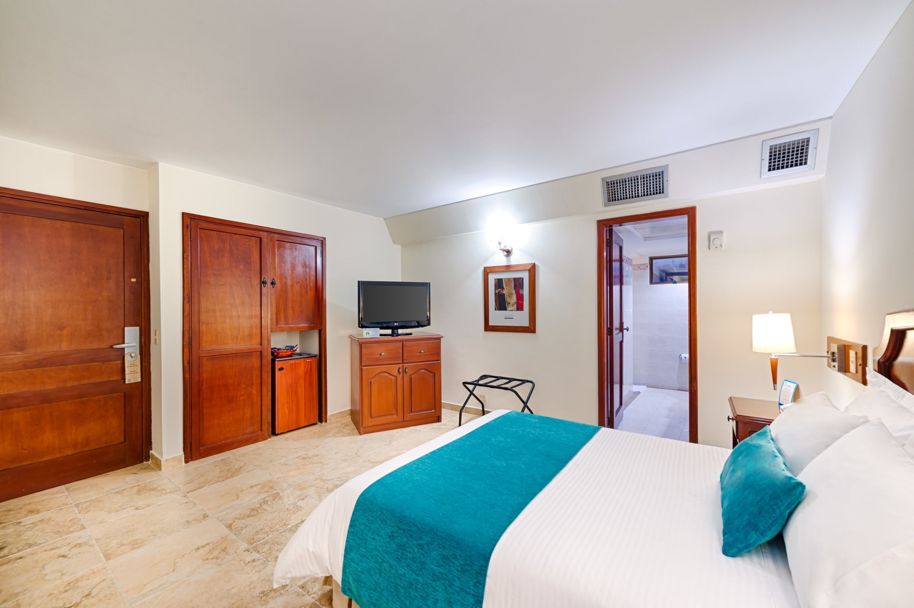 Down comforters, in-room safe, desk, blackout drapes