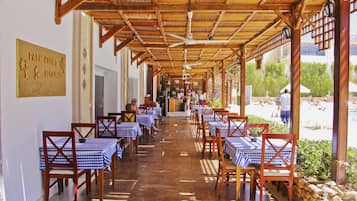 Se sirven desayunos, almuerzos y cenas; con vista a la piscina