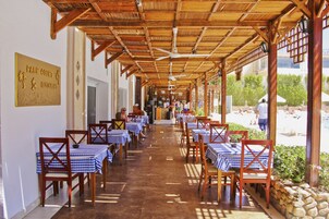 Breakfast, lunch, dinner served; pool views 