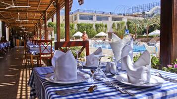 Serveert ontbijt, lunch, diner, uitzicht op het zwembad