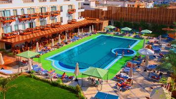 Outdoor pool, sun loungers