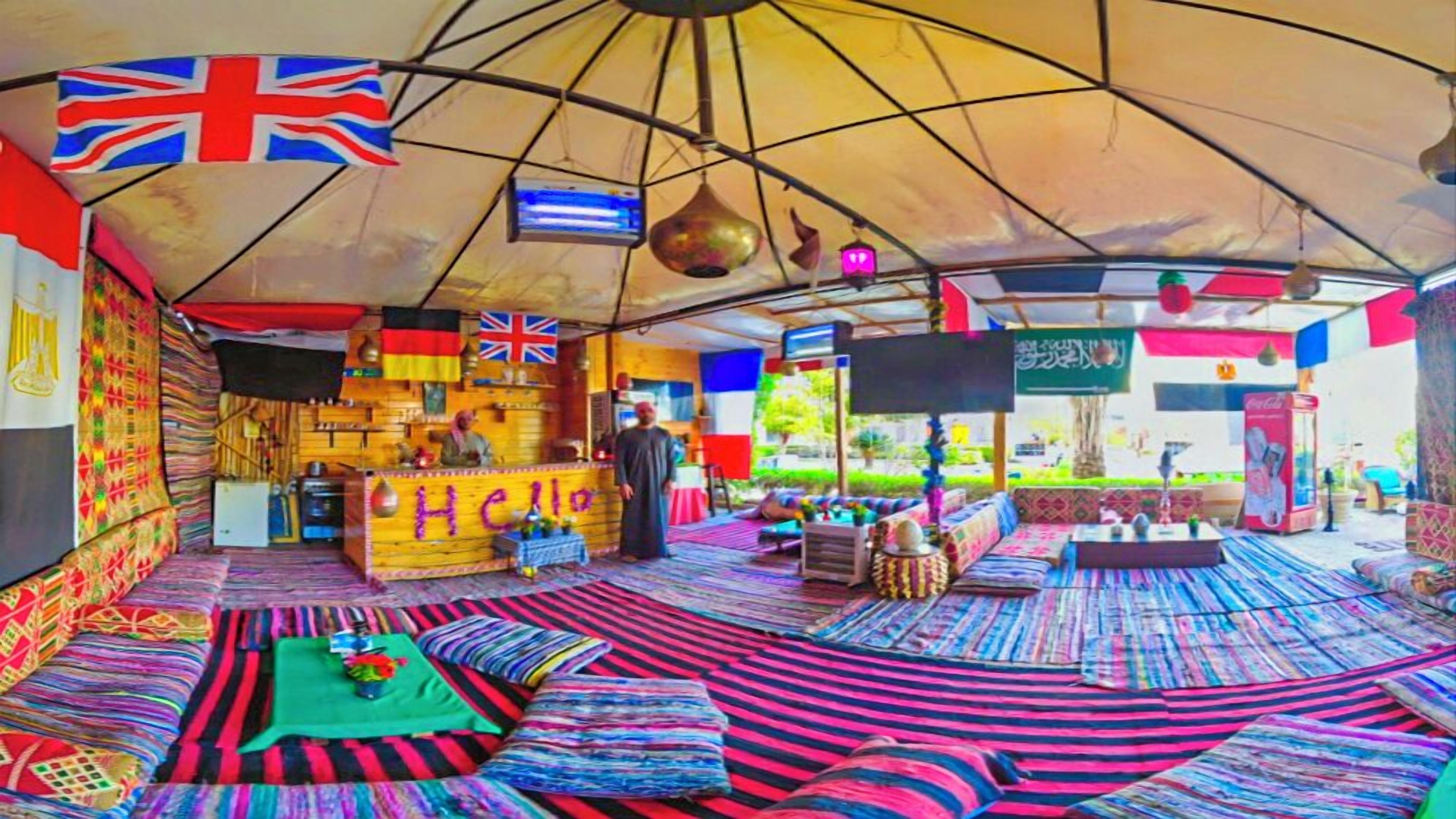 供应早餐、午餐和晚餐，泳池景观