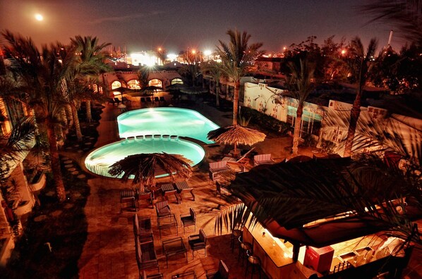 2 piscinas al aire libre, sombrillas, sillones reclinables de piscina