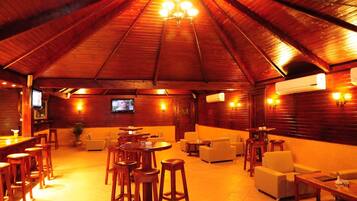 2 bars/lounges, rooftop bar