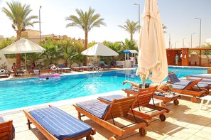 2 piscines a l'aire lliure, para-sols i gandules 