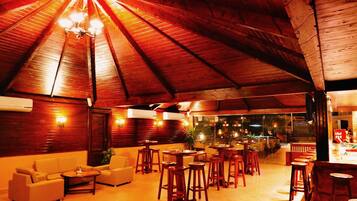 2 bars/lounges, rooftop bar