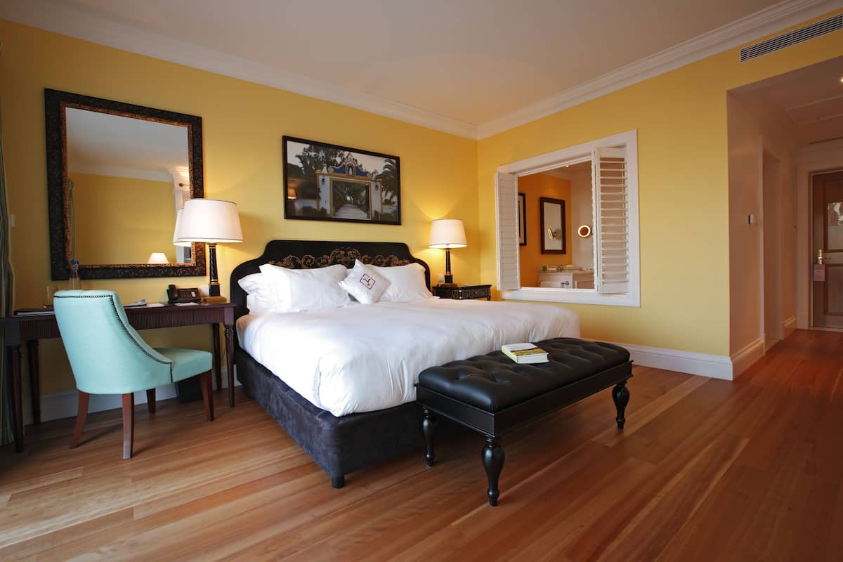 1 bedroom, Egyptian cotton sheets, premium bedding, down duvets