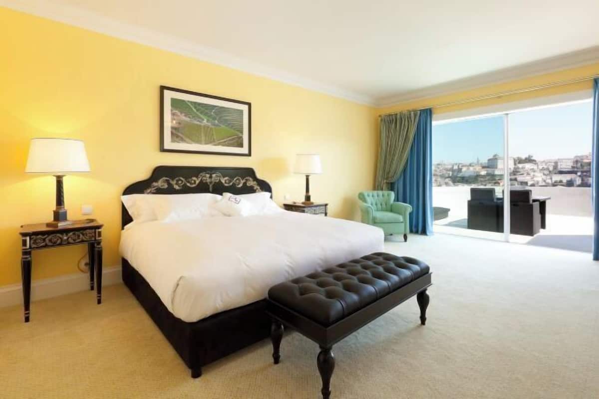 1 bedroom, Egyptian cotton sheets, premium bedding, down duvets