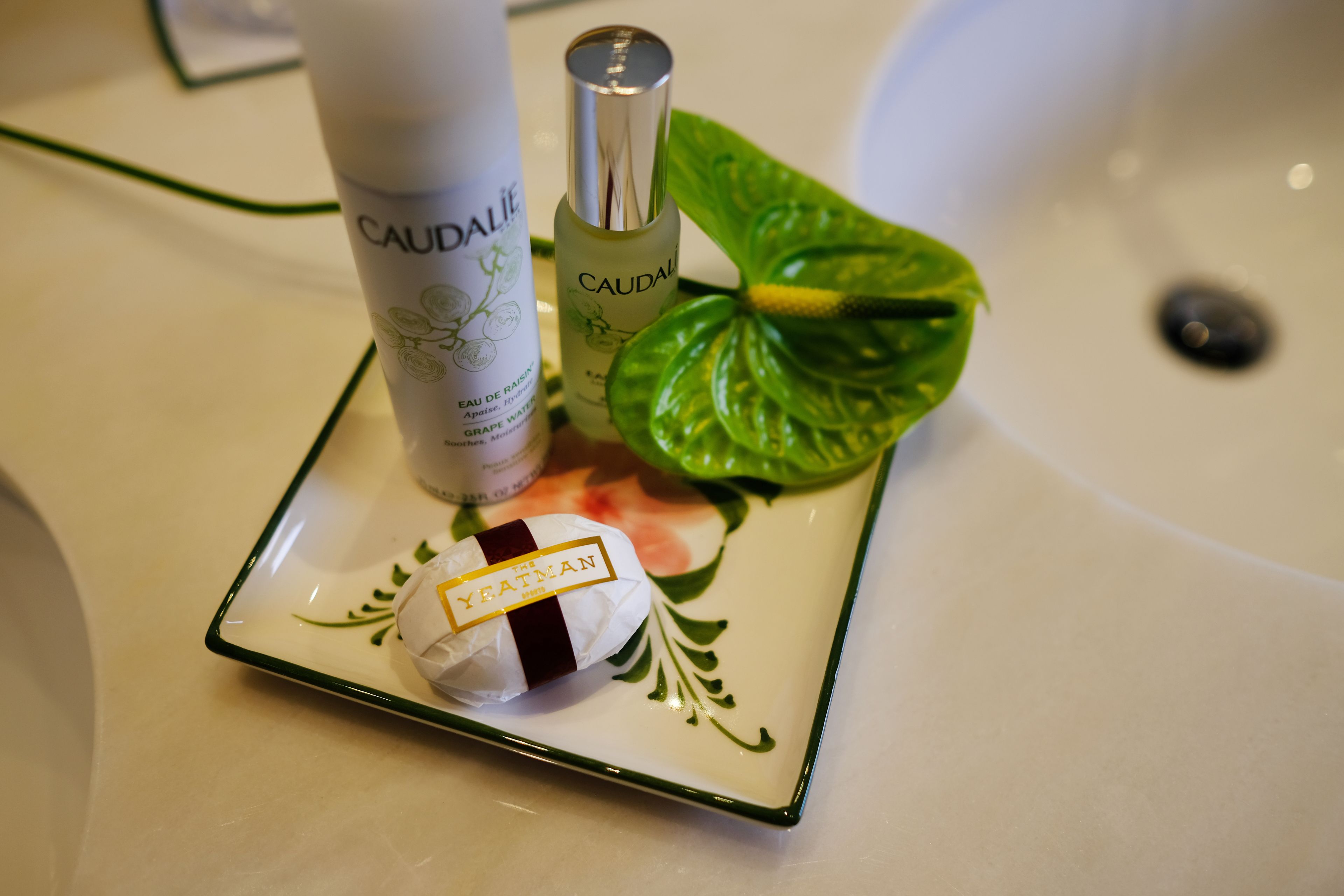 separate bathtub and shower, eco-friendly toiletries, hair dryer