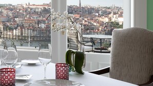 Mesa para dos lista con vista a la ciudad.