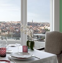 2 间餐厅，供应晚餐，无国界融合菜