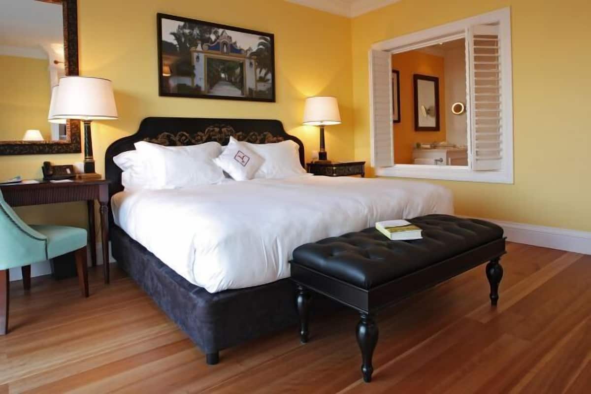 1 bedroom, Egyptian cotton sheets, premium bedding, down duvets