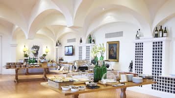 Sarapan bufet setiap hari (EUR 45 seorang)