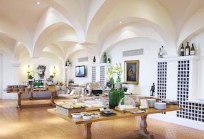 Bữa sáng buffet hàng ngày với phụ phí nhỏ 
