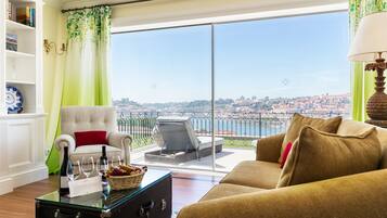 Artist Suite - Panoramic River and City View - Floor 7 of main building | 客房景觀