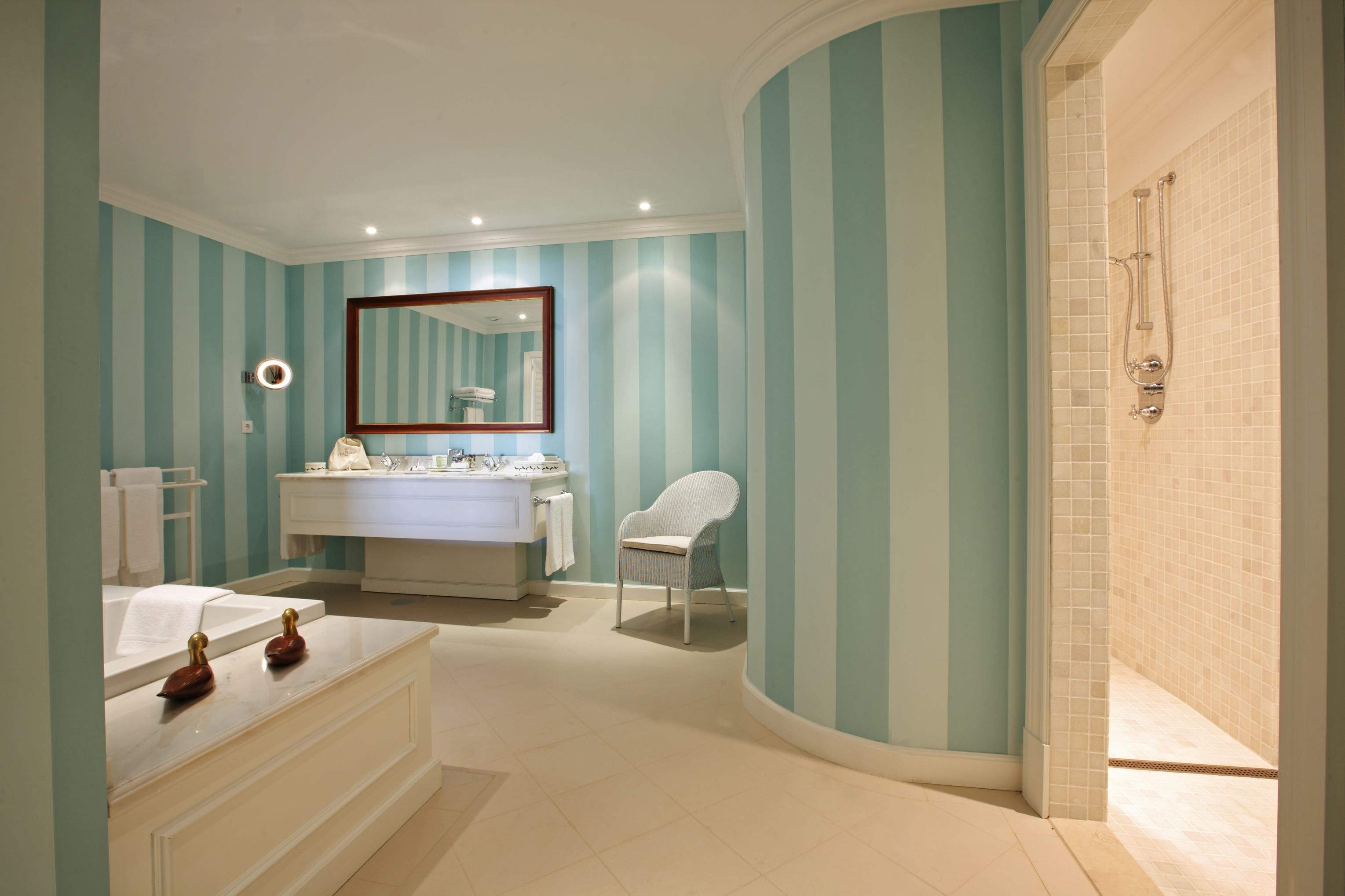 separate bathtub and shower, eco-friendly toiletries, hair dryer