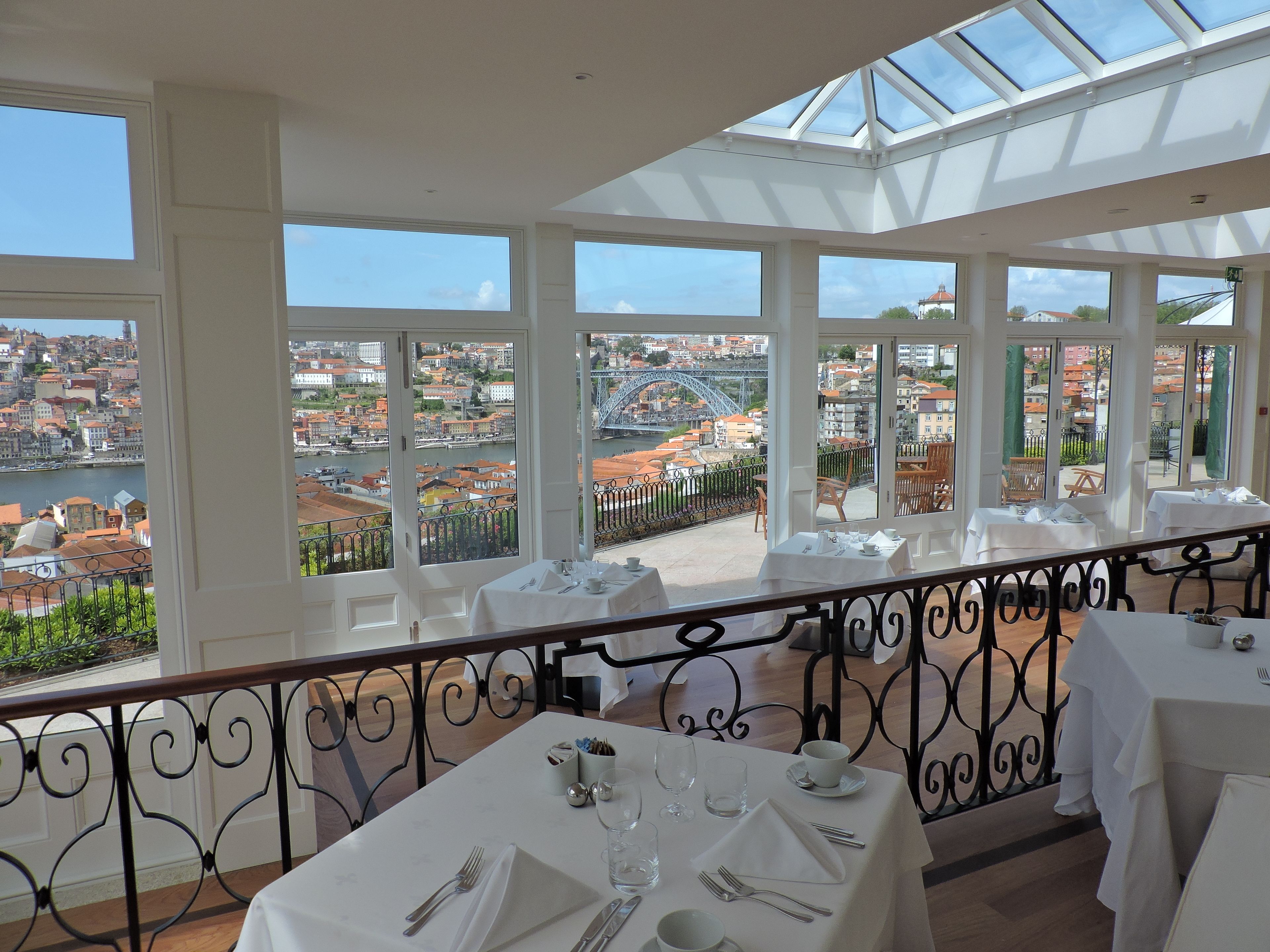 2 restaurants, dinner served, fusion cuisine