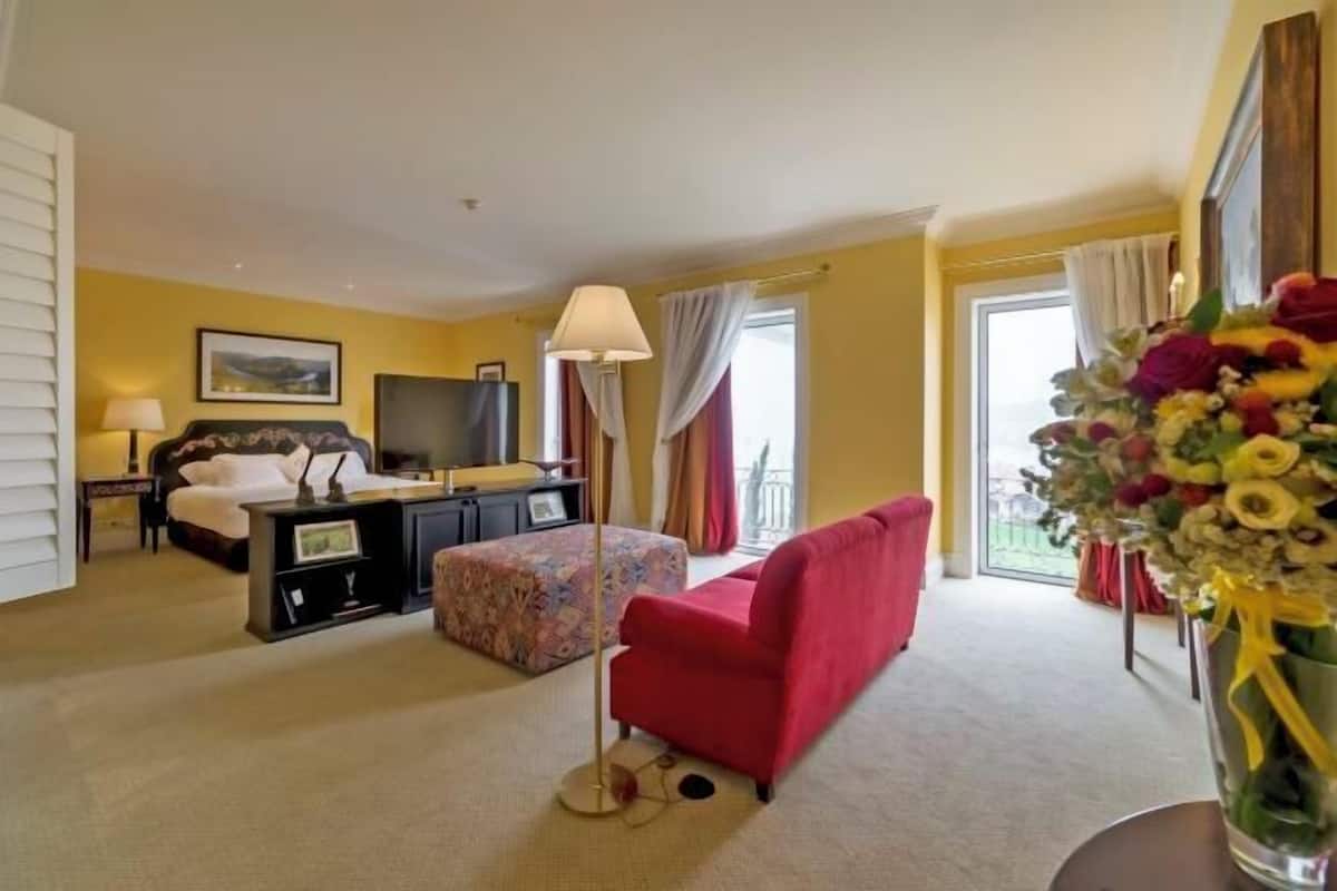 1 bedroom, Egyptian cotton sheets, premium bedding, down duvets