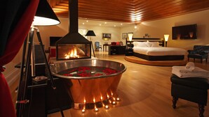 A modern hotel room with a central heated floor, a bed, a seating area, and a fireplace. - The Yeatman Hotel (Vila Nova de Gaia)