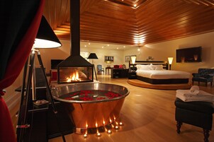 Bacchus Suite - Panoramic River and City View - Floor 9 of main building | 埃及棉床单、高档床上用品、羽绒被、Select Comfort 床