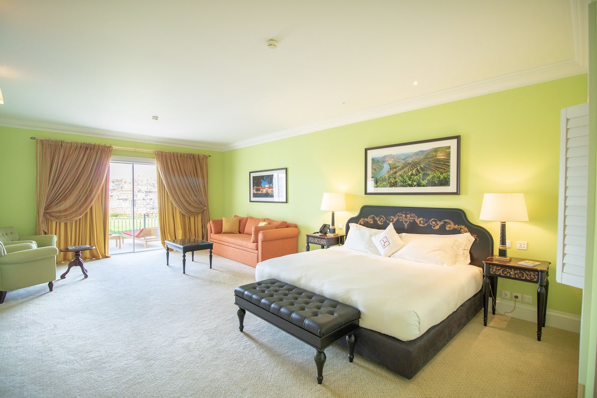 Suite - City or River or Garden View - Low Floors 1,2 of East wing requiring 2 lifts to be accessed | Draps en coton égyptien, literie de qualité supérieure