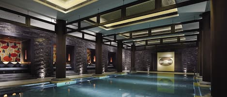 Piscina coperta, servizio di salvamento in loco