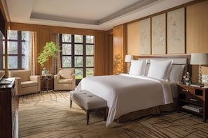 Suite, 1 habitación | Ropa de cama hipoalergénica, edredón y minibar