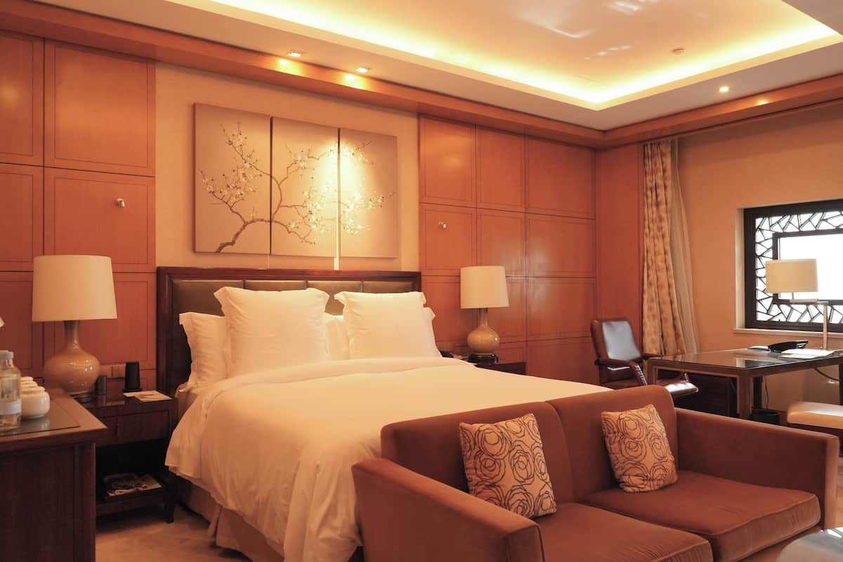 Courtyard Room King | Bathroom | Separate tub and shower, rainfall showerhead, designer toiletries