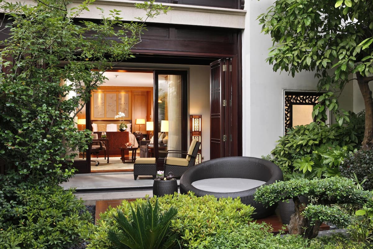Courtyard Room King | Hypoallergeen beddengoed, donzen dekbedden, een minibar