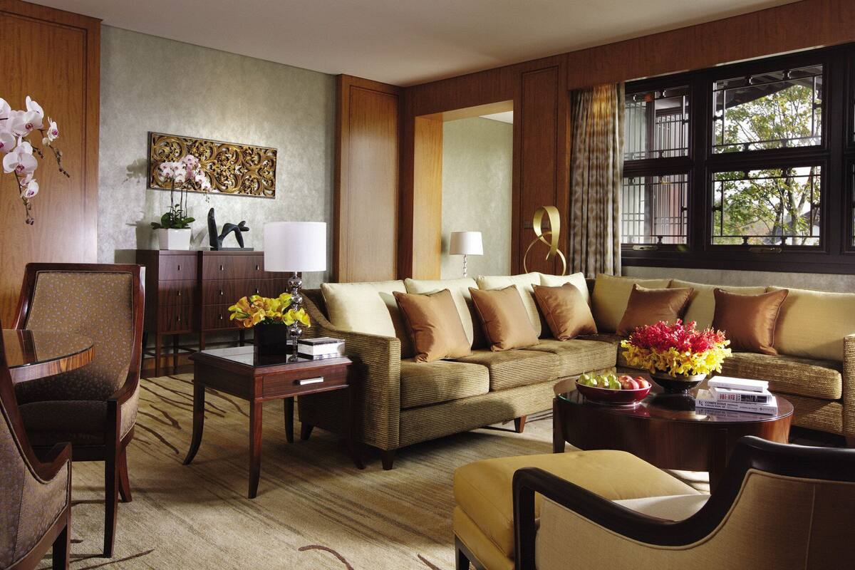 Lotus Suite | Hypo-allergenic bedding, down comforters, minibar, in-room safe